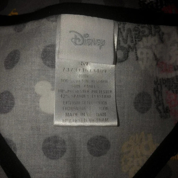 DISNEY Sz M Women’s Mickey & Minnie Gray V-Neck Pockets Short Sleeves Scrub Top - Picture 2 of 6
